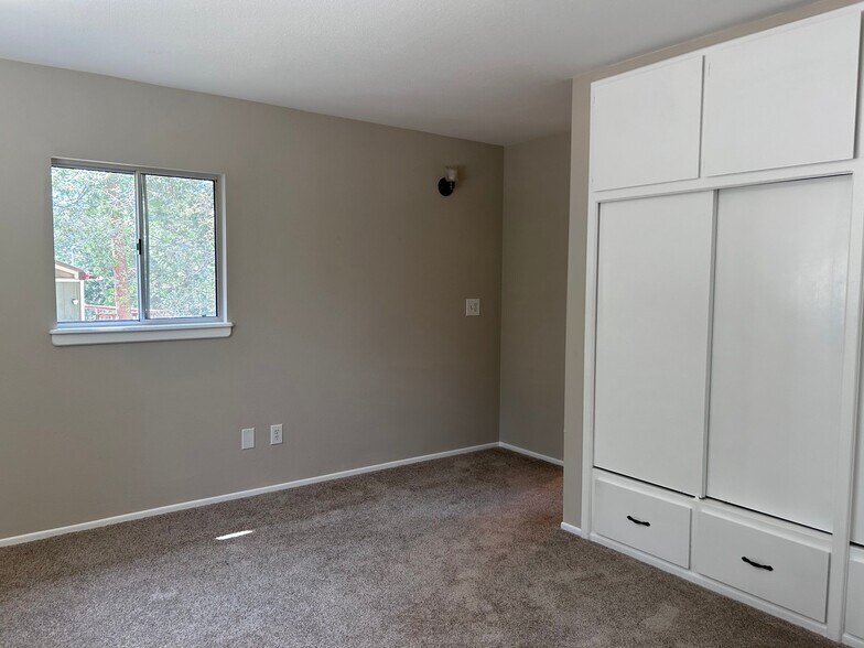 Building Photo - 398 Dunant Dr