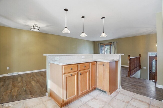 Building Photo - 7429 Sylvan Dr