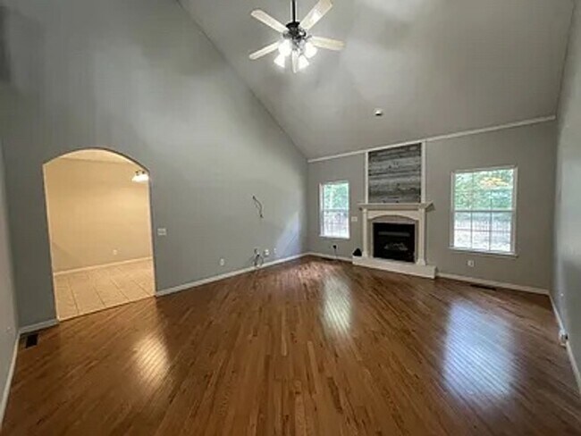Building Photo - Here is your chance for a fancy 4 bedroom,...