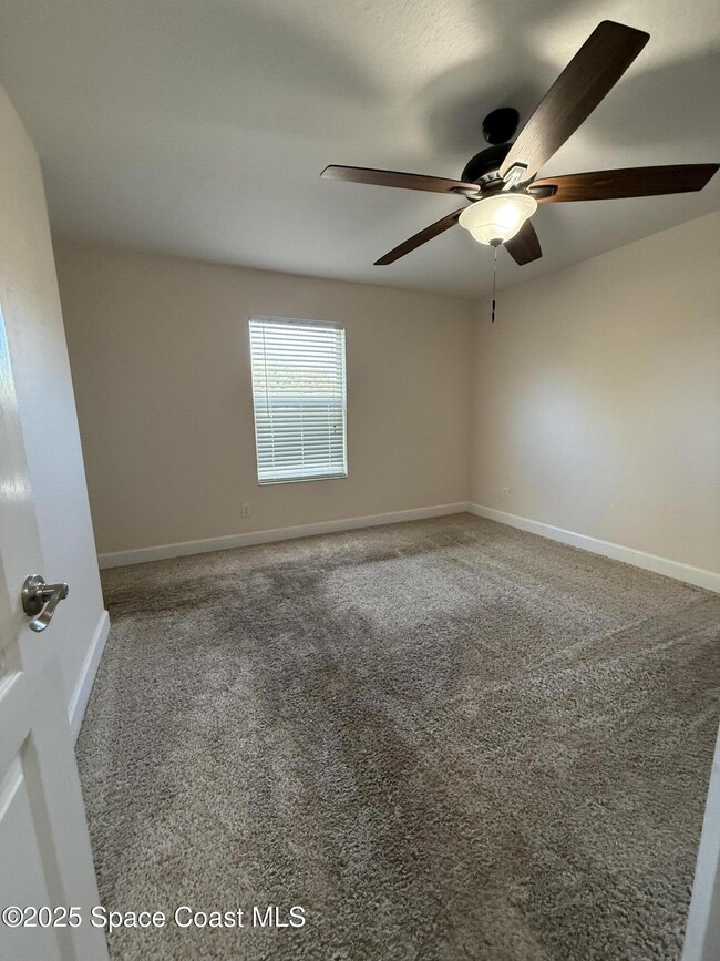 Building Photo - 2613 S Park Ave