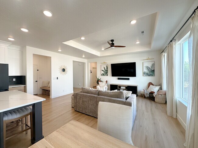 Building Photo - 5741 S Russet Sun Dr