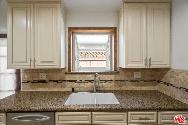 Building Photo - 5227 Etheldo Ave