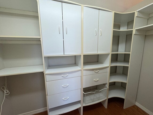 Building Photo - 4 Bedroom 2 Bathroom + Den - Large Garage and  Heated  Pool!