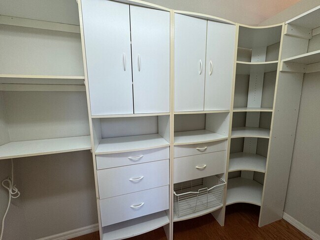 Building Photo - 4 Bedroom 2 Bathroom with Garage and Pool! Annual Rental