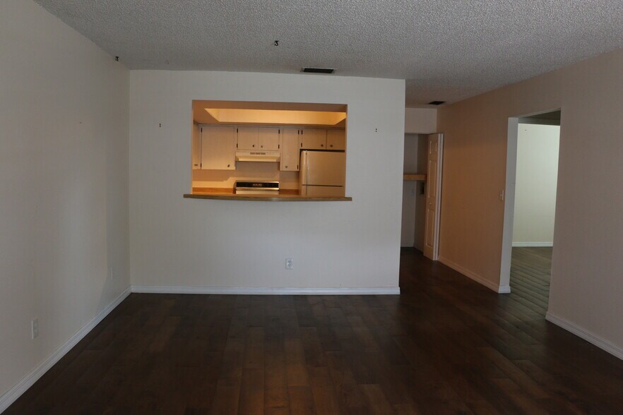 from front door looking into pass through to the kitchen - 3175 Phoenix Ave
