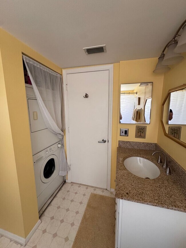 Building Photo - Charming 1-Bedroom in Derby Downs – Great ...