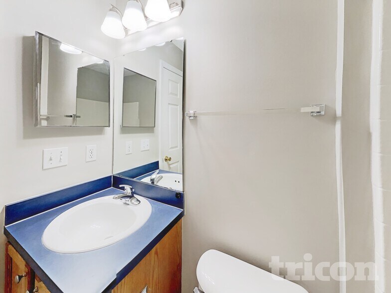 Building Photo - 500 Prosperity Lake Dr