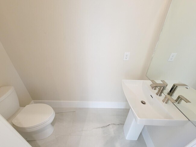 Building Photo - 5613 Leonard St