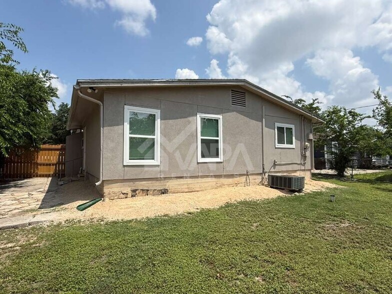 Building Photo - 242 Glamis Ave