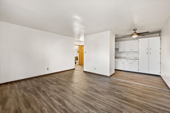 Building Photo - 1161 W Carriage Dr