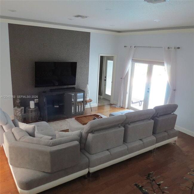 Building Photo - 542 N Cypress Dr