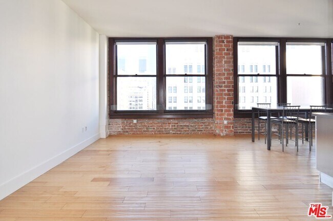 Building Photo - 460 S Spring St
