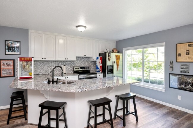 Building Photo - Immaculate Home for rent in gated cul-de-sac!