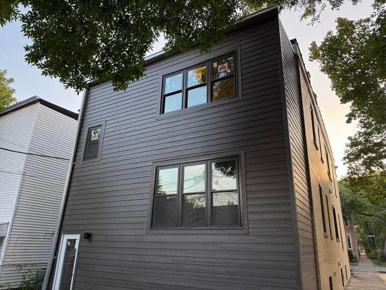 Enclosed Porch - 2457 N Mozart St