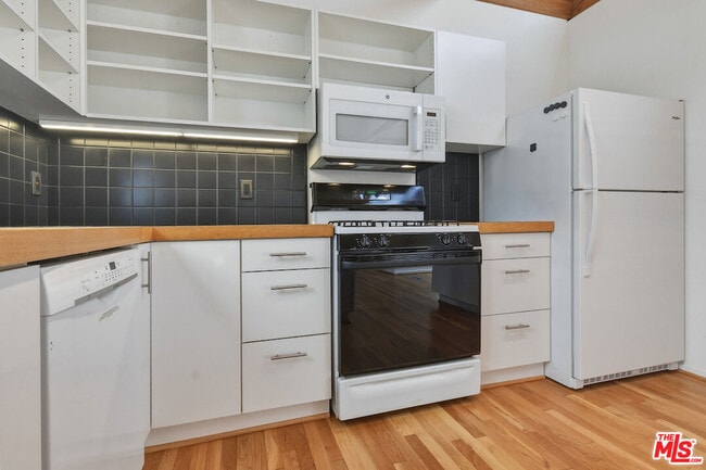 Building Photo - 656 Angelus Pl