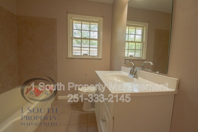 Building Photo - 5520 Vienna Ave