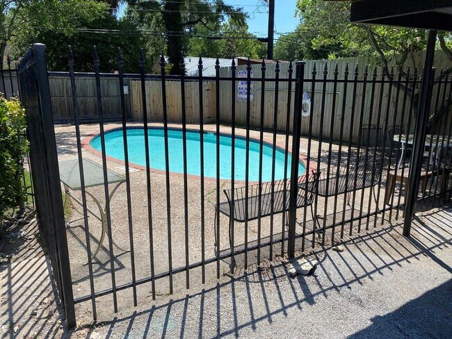 Building Photo - 1220 Shadowdale Dr