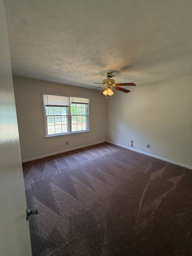 Building Photo - 2 bed 1 bath duplex in Bogart, just outside of Athens