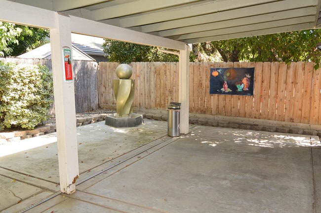 Building Photo - 3 bedroom 2 bathroom in the El Diamante sc...