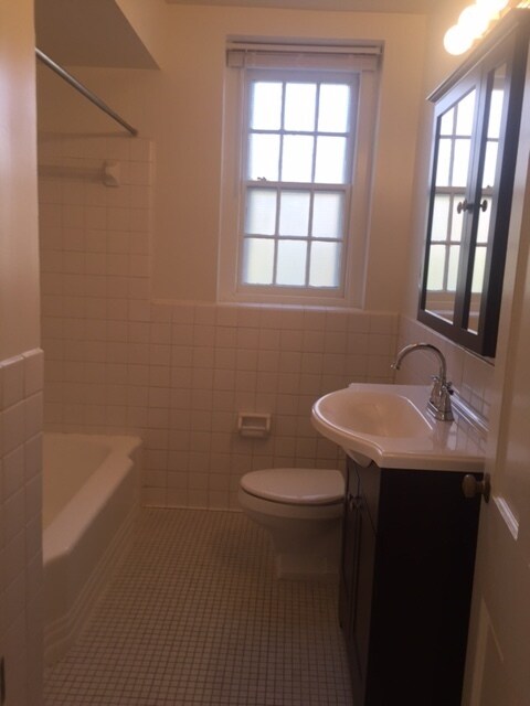 Building Photo - 1 Bedroom 1 Bath in McLean Gardens Just Off Wisc. Ave.!