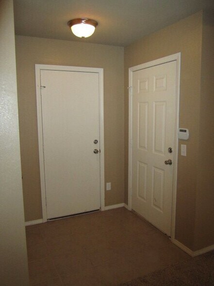 Building Photo - 425 Sterling Pointe Way