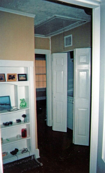 Utility room washer/dryer connections - 528 Stephenson St