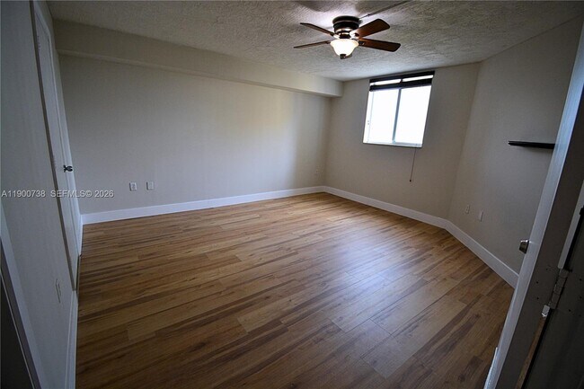 Building Photo - 102 SW 6th Ave