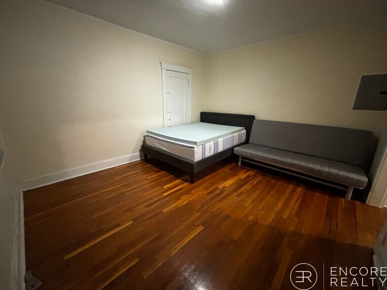 Building Photo - 376 Riverway