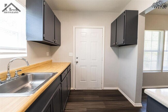 Building Photo - 2172 Ave L