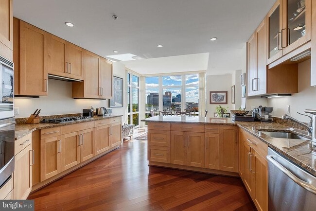 Building Photo - 8220 Crestwood Heights Dr