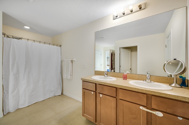 Building Photo - 10530 Whispering Hammock Dr