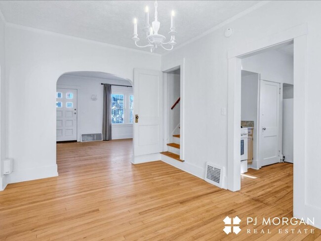 Building Photo - Charming Midtown Rental!