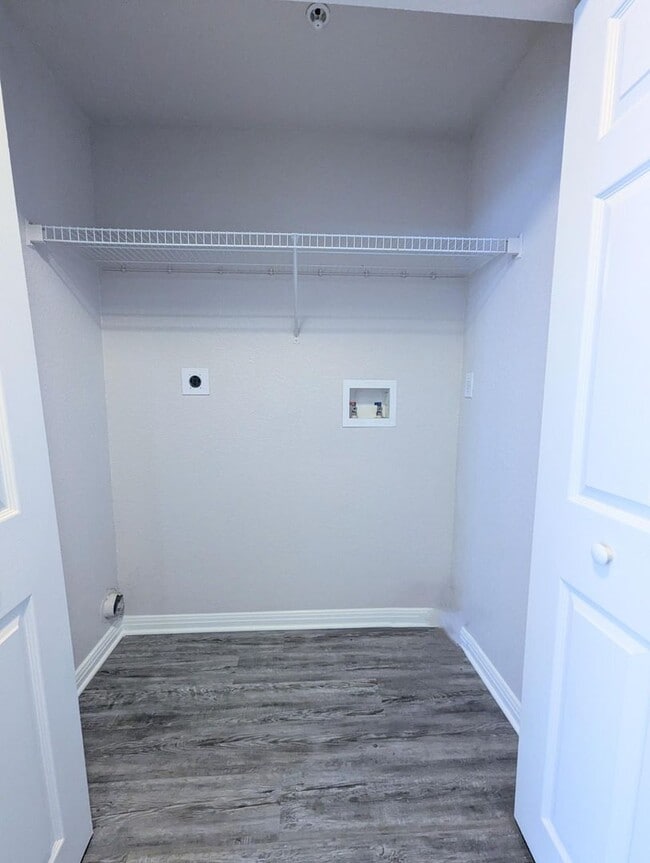 Building Photo - 2x2 Conveniently located. Large open conce...