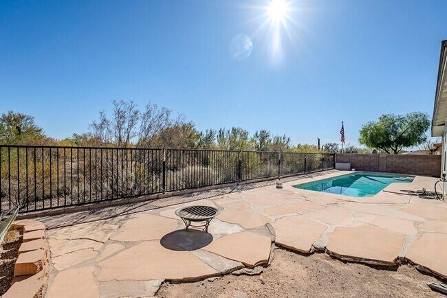 Building Photo - Bright & Spacious 3-Bed Oasis with Pool in...