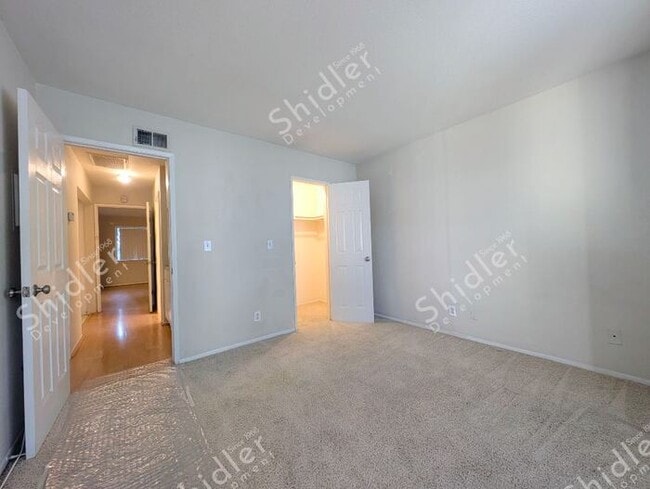 Building Photo - 2 Bed 1 Bath No one Above You