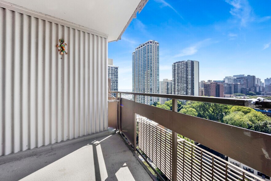 Building Photo - 555 W Cornelia Ave