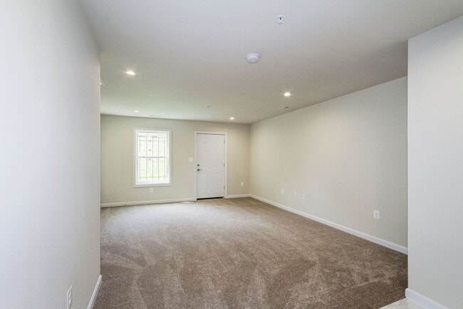Building Photo - Gorgeous and Spacious Renovated 4br/3.5ba ...