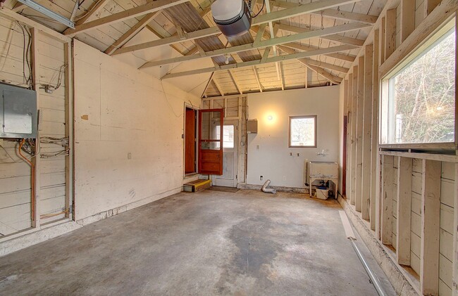 Building Photo - Quaint Three Bedroom Home in Vancouver!  Apply today to received $250 off June 2026