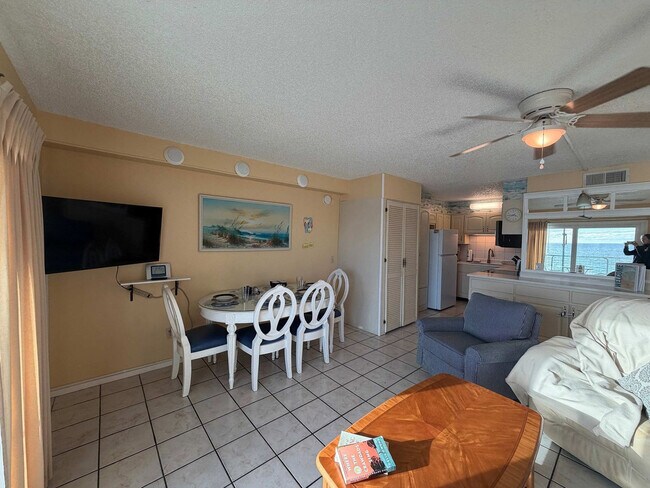 Building Photo - 8743 Thomas Dr