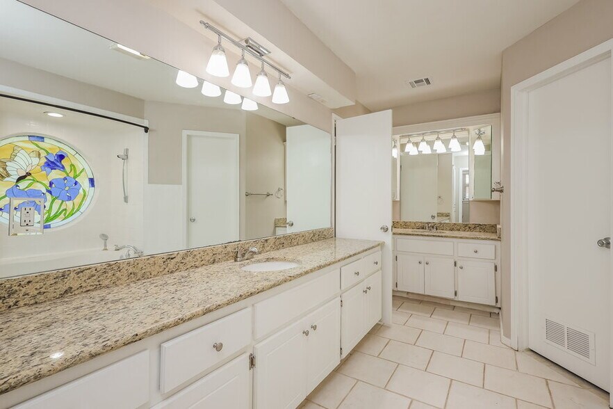 Building Photo - 10117 S Land Ave