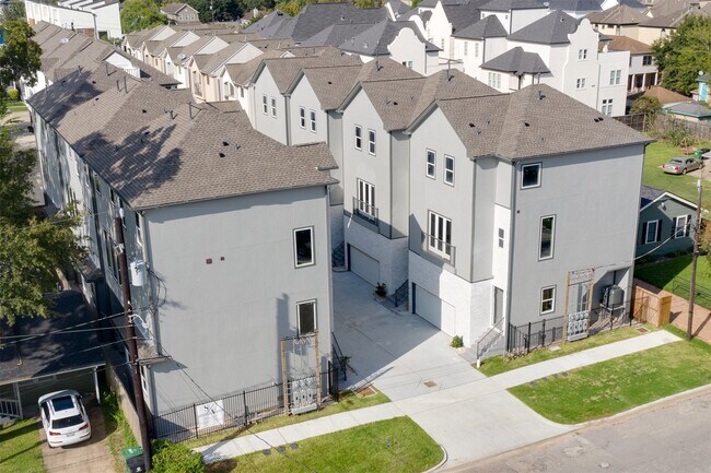 Building Photo - 1553 W 22nd St
