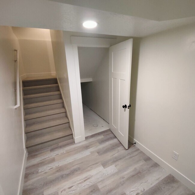 Building Photo - 682 E Benbrook Ln