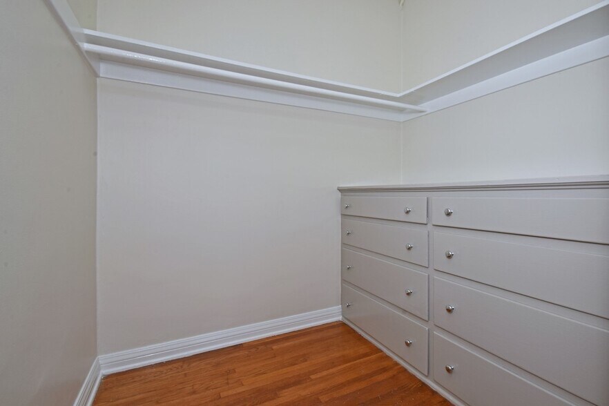 Building Photo - 724 S Genesee Ave