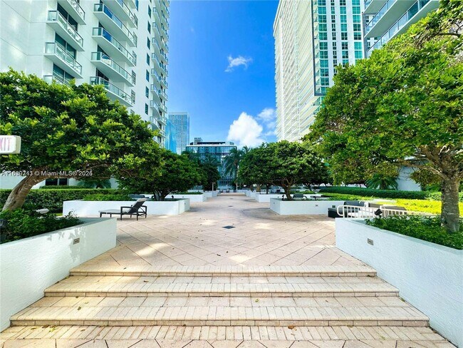 Building Photo - 1060 Brickell Ave