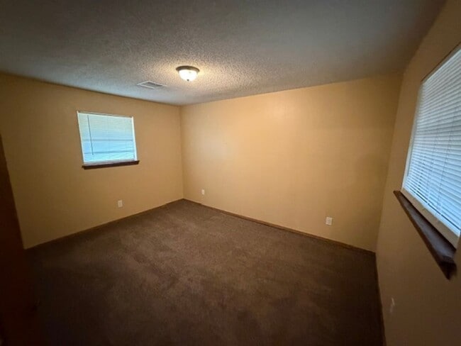 Building Photo - Wonderful east Norman home! Three bed, two bath, two car garage, fully fenced yard!