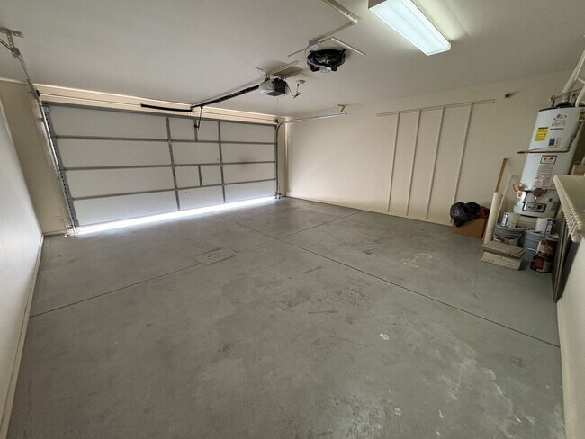 Building Photo - East side beauty 4 bedrooms