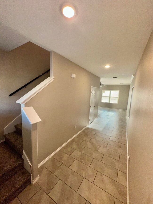 Building Photo - 9970 Toinette St