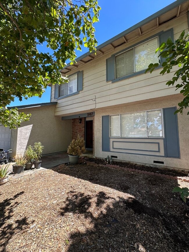 Building Photo - Cheery 4 bedroom with Spacious Yard & No R...