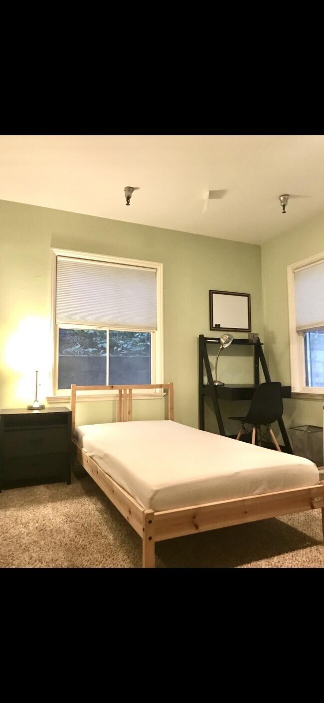 Building Photo - bedroom in West Hollywood CA 90046