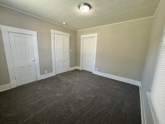 Building Photo - 3 Bedroom 1.5 Bathroom home with a 2 car g...